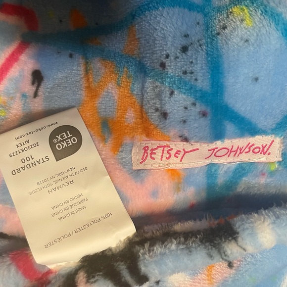 Betsey Johnson throw, NWT - Picture 7 of 8